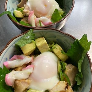 そら・ゆずの作ってみた!投稿(混ぜるだけでやみつきの1品♡まぐろとアボカドのユッケ丼)