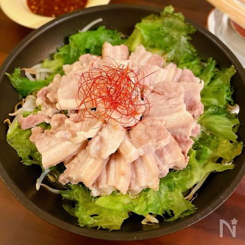 適当に入れて待つだけ。旨すぎる【豚バラの酒蒸し】
