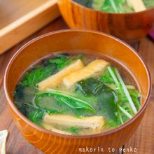 ササッと5分で完成！水菜と油揚げ、わかめの味噌汁