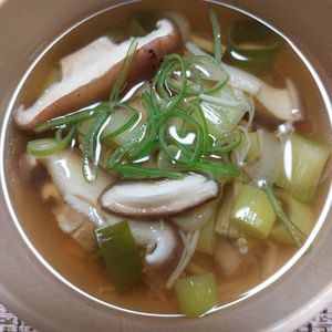 よっこの作ってみた!投稿(出汁がおいしい！簡単和食♡『長ねぎときのこのお吸い物』)