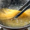 パスタと一緒にゆでるだけ◎【エビとブロッコリーの明太パスタ】の工程1