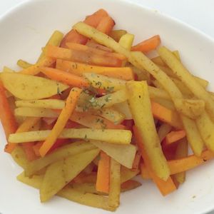 ゆまっくすの作ってみた!投稿(食欲そそる【じゃがいもとにんじんのカレーきんぴら】お弁当にも)