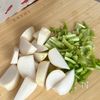 10分で満足おかず♪牛こま切れ肉とかぶのにんにく醤油炒めの下準備