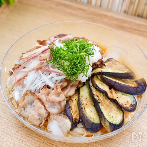 薬味たっぷり♩【豚バラとなすのさっぱりおろしそうめん】