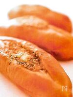 ゴマとバターをトッピングした風味豊かなパン　ゴマパン