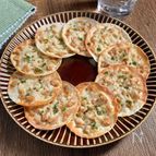 餃子の皮にのせて焼くだけ「パリパリ♡ツナマヨ醤油ピザ」