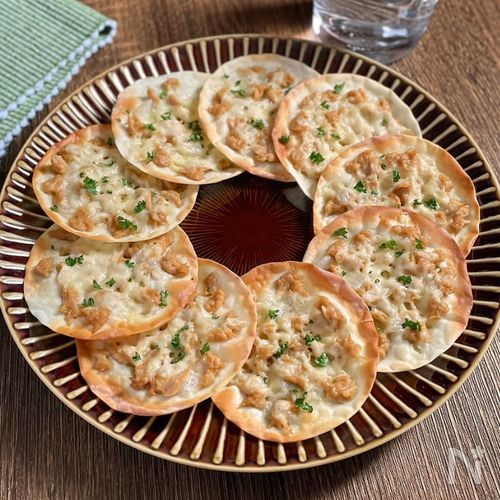 餃子の皮にのせて焼くだけ「パリパリ♡ツナマヨ醤油ピザ」
