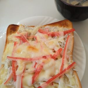 ゆみの作ってみた!投稿(【しらすとカニカマのチーズトースト】冷凍作り置きOK！)