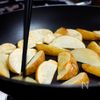 家族が奪い合うおかず「豚こまポテトの塩こんぶ炒め」の工程3