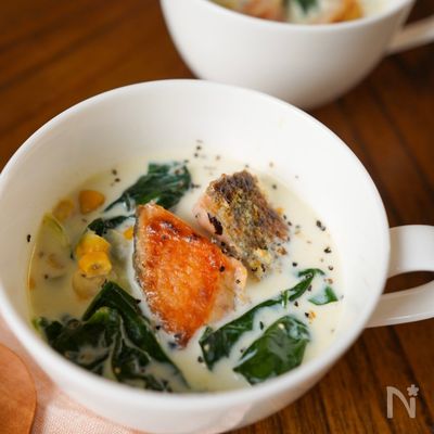 カリッと鮭が香ばしい♪【鮭とほうれん草のミルクスープ】