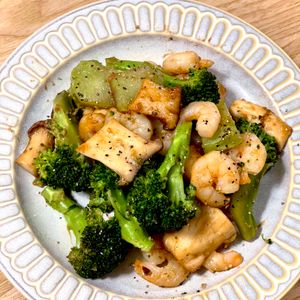 michuの作ってみた!投稿(【エビとブロッコリーとキノコのガリバタ炒め】やみつき食感♪)