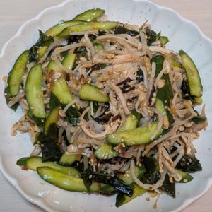 ともの作ってみた!投稿(レンジでOK《もやしとえのきとわかめ♡腸活サラダ》)
