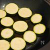 【冷やしても主役級】焼きズッキーニと蒸し鶏のおろしマリネの工程1