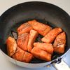 【群馬県産サーモンの照りたま丼】甘辛ガーリック醤油だれで絶品の工程3