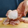 袋で揉むだけ。超シンプルなのにウマい『ウマ塩チキン』の工程1