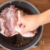 【沖縄の人気お弁当屋さんの再現レシピ🌺】
鶏もも肉の甘辛煮の工程1