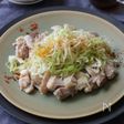 蒸し鶏の辛味ネギのせ。