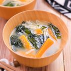 【えのきとにんじんとわかめのお味噌汁】やさしい味わい♪