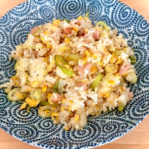りぃママの作ってみた!投稿(香ばし魚肉ソーセージのガーリックペッパーチャーハン)