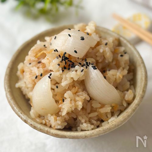 旬の新玉ねぎを丸ごと楽しむ♡甘みたっぷり【炊き込みご飯】