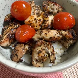 ゆっこの作ってみた!投稿(10分で完成！【バジルチキン丼】)