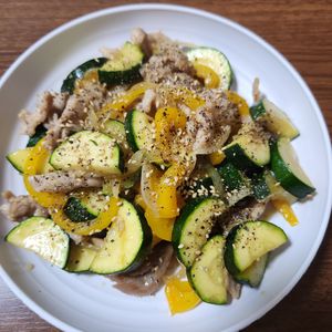 とももの作ってみた!投稿(ご飯がすすむ！【豚こまとズッキーニの生姜焼き】)