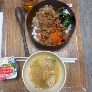 毎日料理大変の作ってみた!投稿(【肉味噌ビビンバ】レンジで完成！野菜たっぷりがっつりご飯♡)