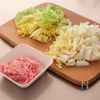 【白菜とひき肉の塩豆乳スープ】食材2つで大満足!白菜が主役♪の工程1
