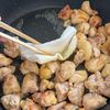 《甘酸っぱいタレがたまらない♡》鶏肉のマーマレード焼きの工程2