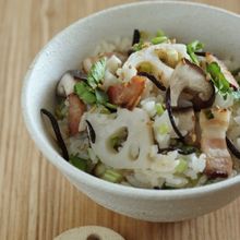 蓮根とベーコンとひじきの炊き込みご飯