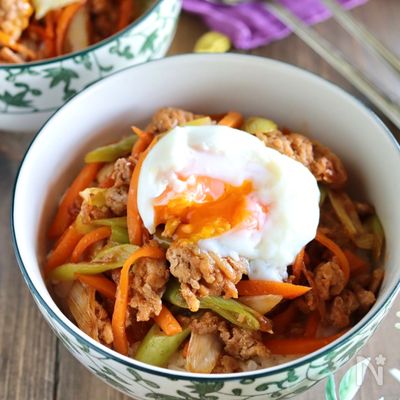 絶品!野菜とひき肉の韓国風どんぶり