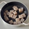こんにゃくとベビーホタテのアヒージョの工程2