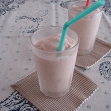 バナナとイチゴの簡単シェイク。