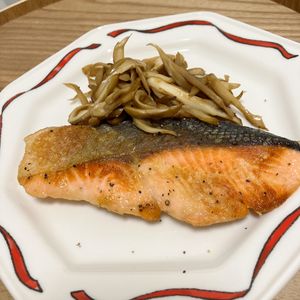 Natsukoの作ってみた!投稿(【鮭ときのこのバタポン照り焼き】味付け簡単！旨みがじゅわ♡)