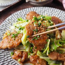 【肉汁じゅわ〜】シャキッとキャベツと豚こま肉の甘辛味噌炒め