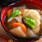 具だくさんで体が温まる♪鶏のすいとん汁