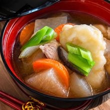 具だくさんで体が温まる♪鶏のすいとん汁