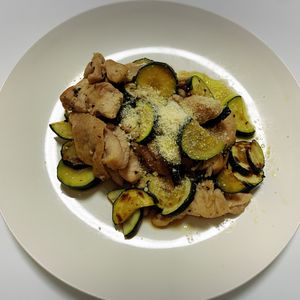 曖昧の作ってみた!投稿(鶏肉とズッキーニのガーリックチーズ炒め。スタミナ洋風おかず！)