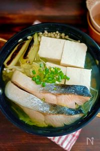 準備5分♩鮭と白だしの旨スープ鍋【かぜ予防・ダイエット】