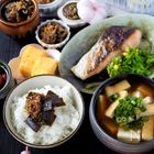 忙しい朝をラクにする♪100均カゴを活用した「ご飯のお供セット」