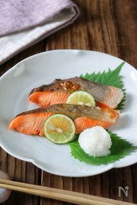 簡単【鮭の幽庵焼き風】白だしすだちで漬けるだけ♡