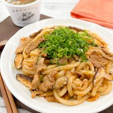 ピリ旨みそ味♪豚キムチと椎茸の焼きうどん【フライパン一つで】