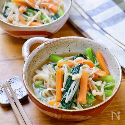 少ない調味料で美味しい!『えのきと小松菜と人参のくたくた煮』