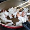 【材料2つで簡単】ウインナーと大根の麺つゆ炒めの工程2