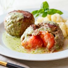 丸ごとトマト in ハンバーグ〜爽やかバジルソース