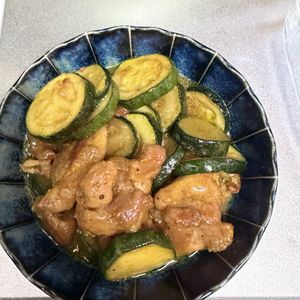 料理初心者🔰の作ってみた!投稿(【鶏ズッキーニのトマトカレー炒め】夏野菜×スパイシー♪)