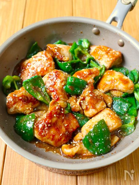 ワンパン10分！【鶏むね肉とピーマンの胡麻味噌炒め】