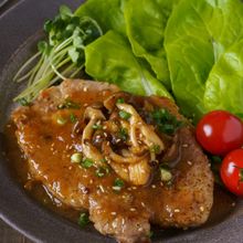 【柔らかジューシー】しめじと新玉おろしソースのスタミナ豚テキ