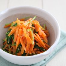 にんじんとみつばのごま和え