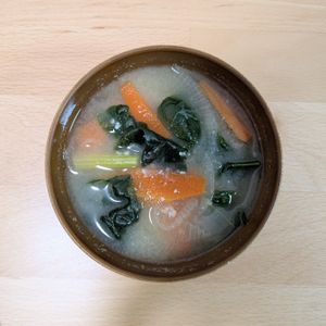 ゆいの作ってみた!投稿(【ほうれん草とにんじんと玉ねぎのお味噌汁】)